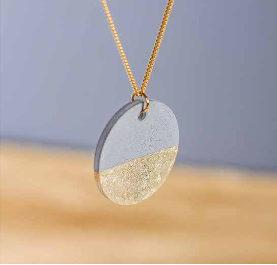 Juwelen in béton en bladmetaal