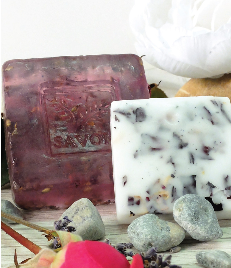 Home Zeep met inleggen van bloemblaadjes