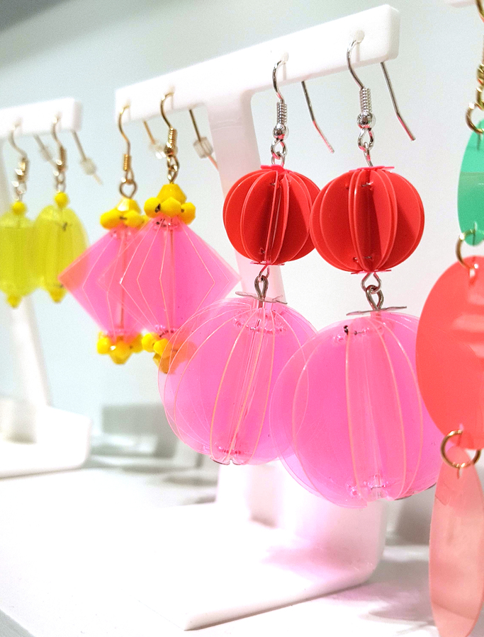 Boucles d'oreilles en sequins fluos par Rico Design
