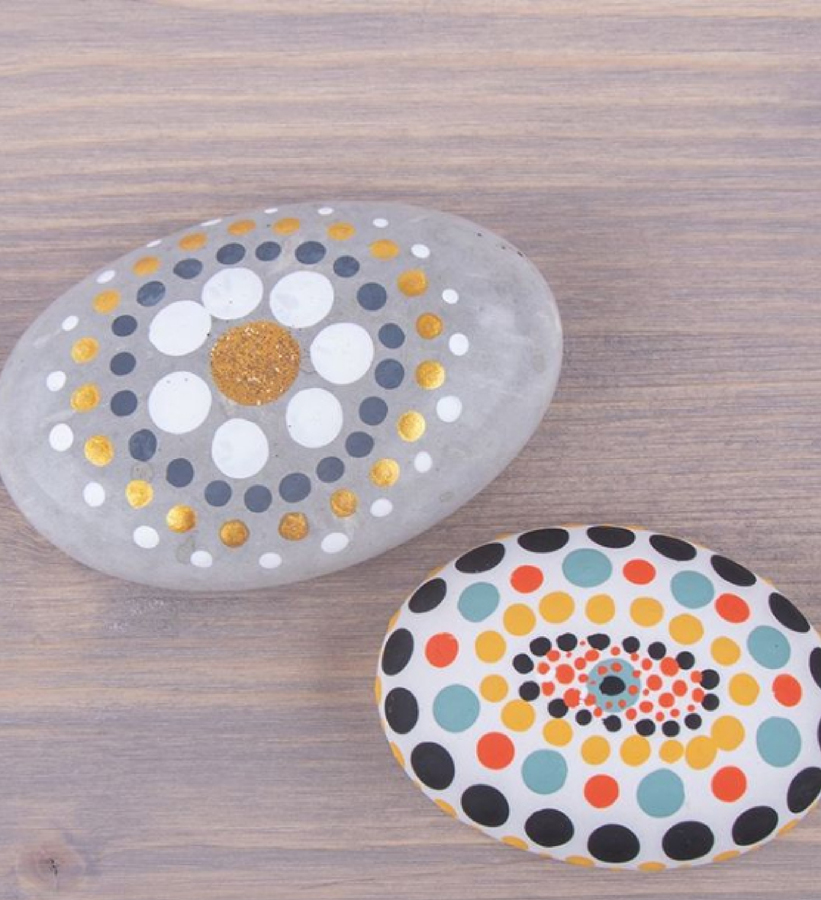 Kiezelsteentjesversiering met Rayher's Dot-schilderij