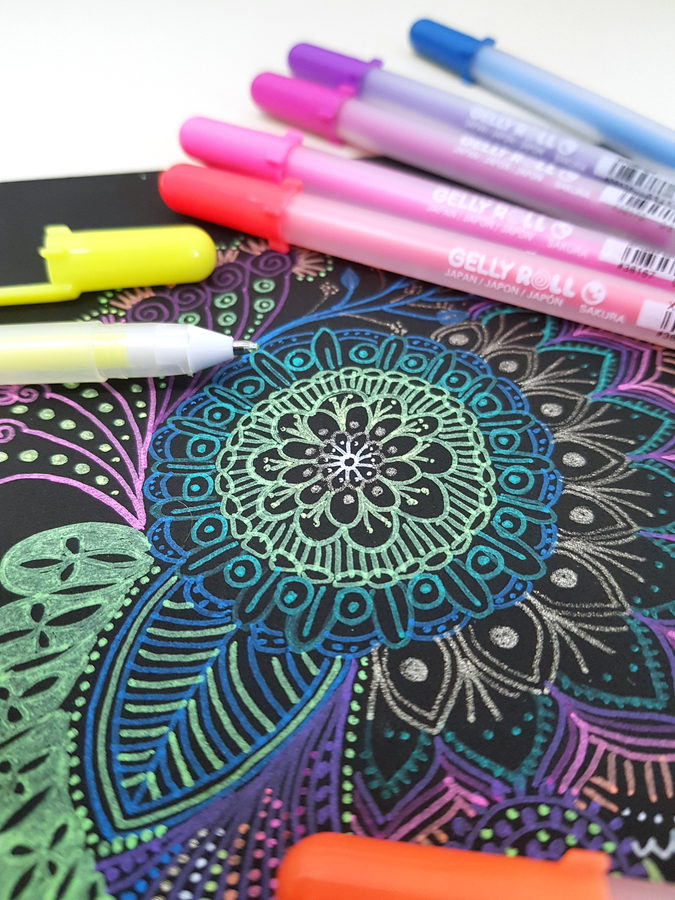 Gelly Roll Moonlight de Sakura : le feutre idéal pour le lettrage sur fond foncé !